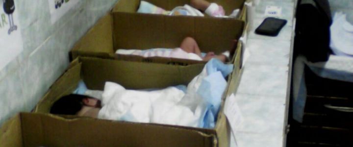 Venezuela bambini nelle scatole