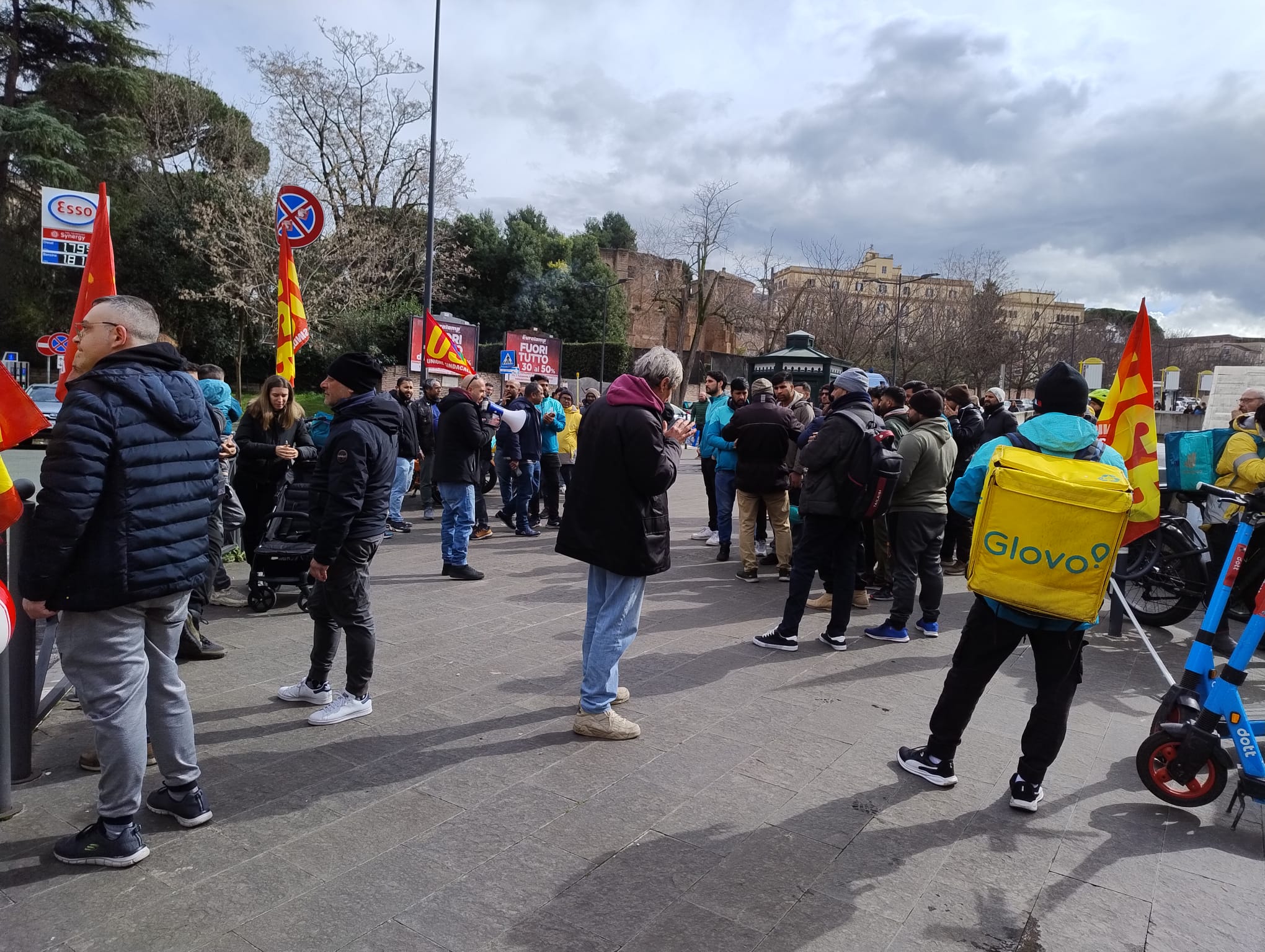 Roma Centinaia Di Riders In Piazza Per Lo Sciopero Glovo E Deliveroo