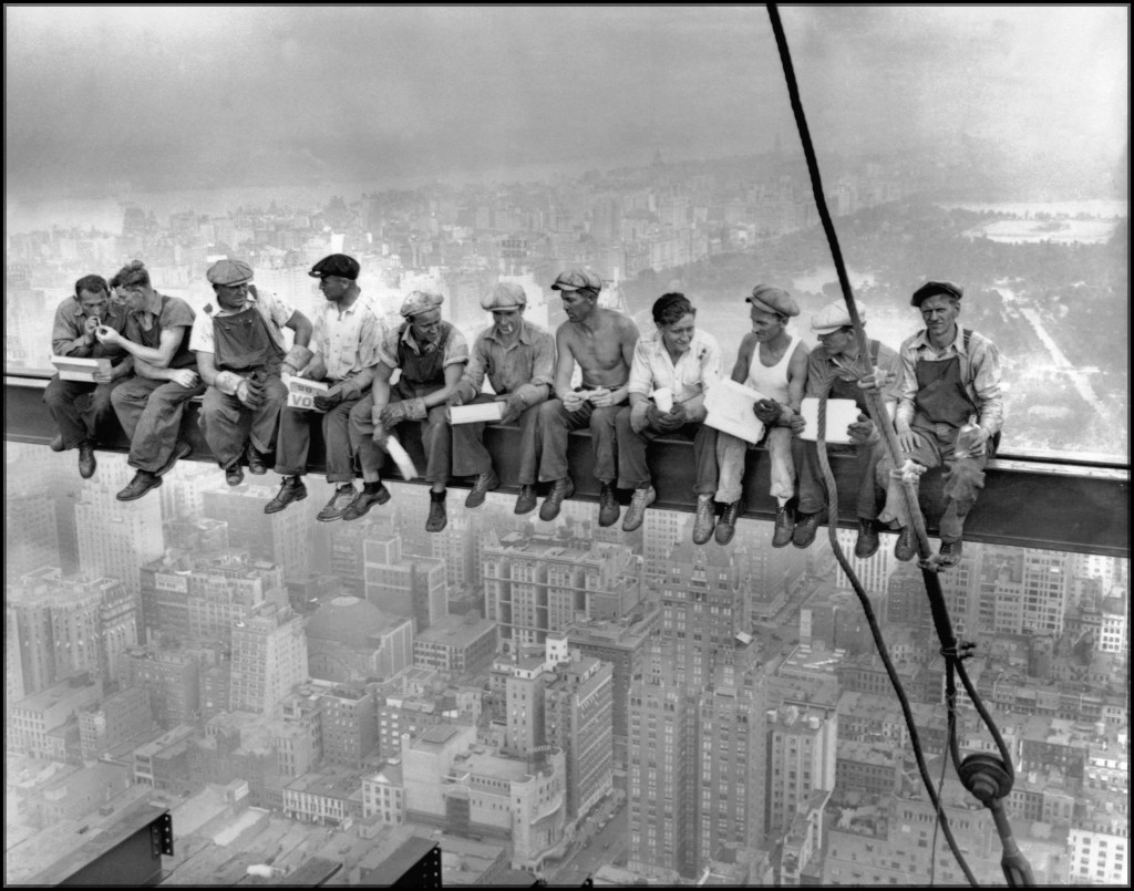 Uomo che lancia un freccette a un bersaglio elettronico appeso al muro  della sua terrazza. Concetto di divertimento Foto stock - Alamy