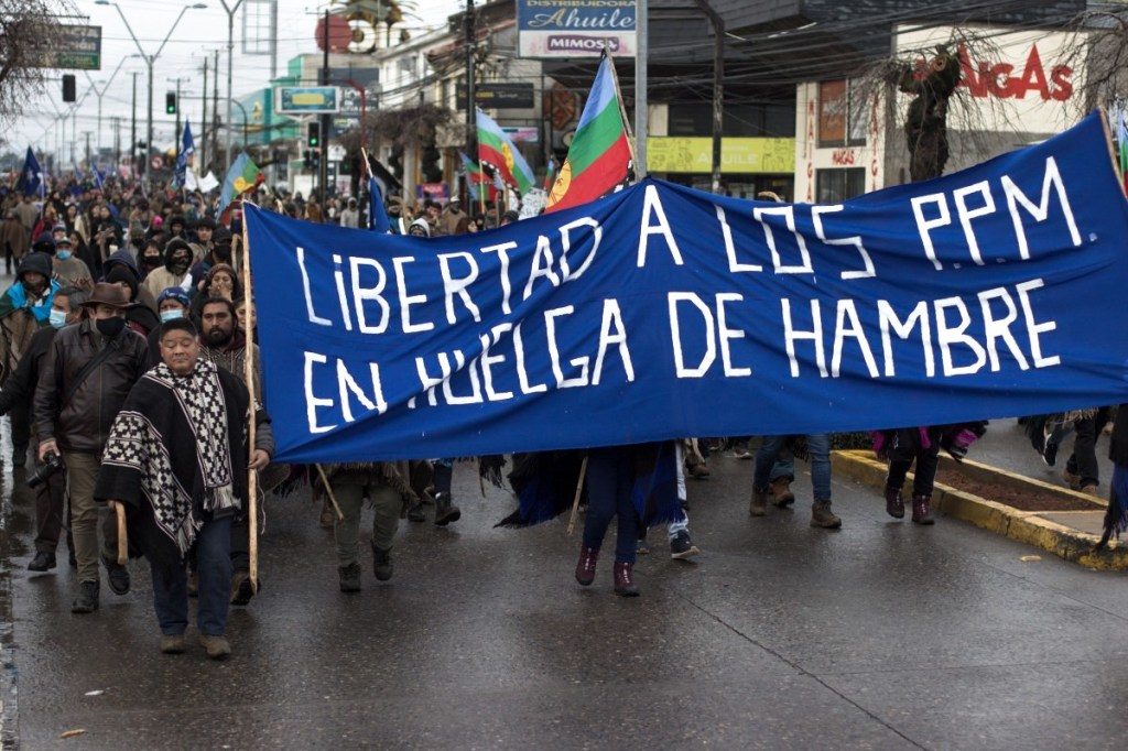 Chile.  Fin de la huelga de hambre de los presos políticos mapuche.  Triunfa en los tribunales pero la persecución continúa